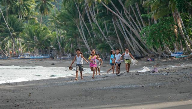 Um uns zu Begrüssen, springen die Kinder zu uns. Wir glauben, dass die glücklichsten Menschen auf den indonesischen Inseln leben.